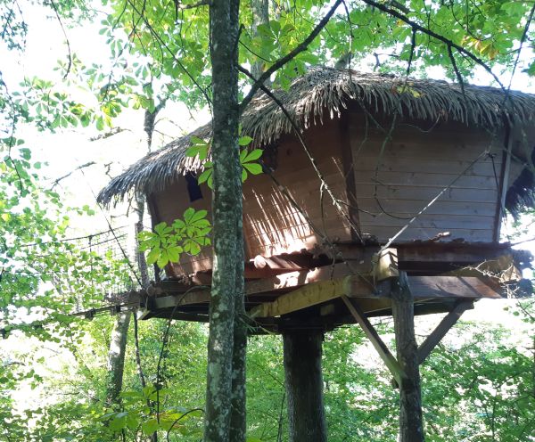 Cabane perchée Shanghaï Spa au Domaine des Vaulx en Mayenne Cabane perchée Shanghaï Spa au Domaine des Vaulx en Mayenne