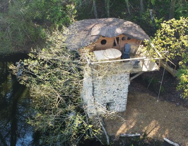 Louez votre cabane perchée avec spa au Domaine des Vaulx en Mayenne Louez votre cabane perchée avec spa au Domaine des Vaulx en Mayenne